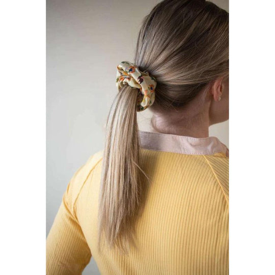 street-and-saddle-pony-party-scrunchie-4hooves-model